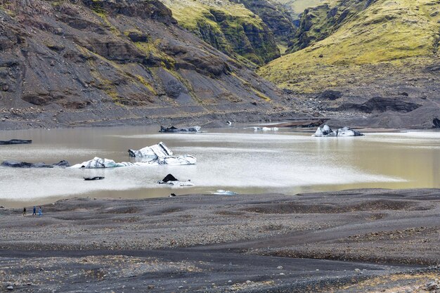 Smeltende sneeuw in plas bij Solheimajokull-gletsjer