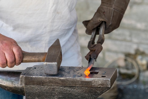 Smid aan het werk bij het maken van hoefijzers in Oekraïne