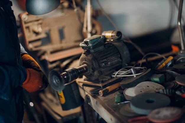 Smid smeedt en maakt metalen detail met hamer en aambeeld bij smederij