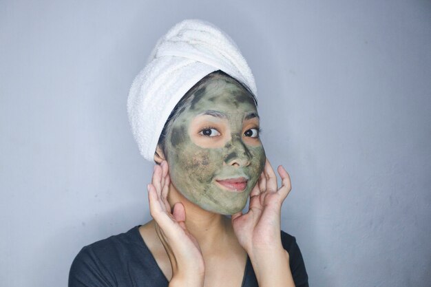 Photo smile asian women smiling when she use beauty face mask