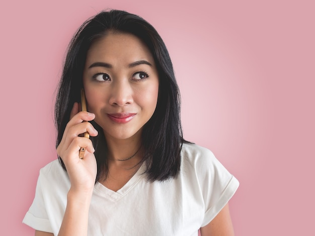 Smile Aziatische vrouw heeft een telefoontje op haar smartphone.