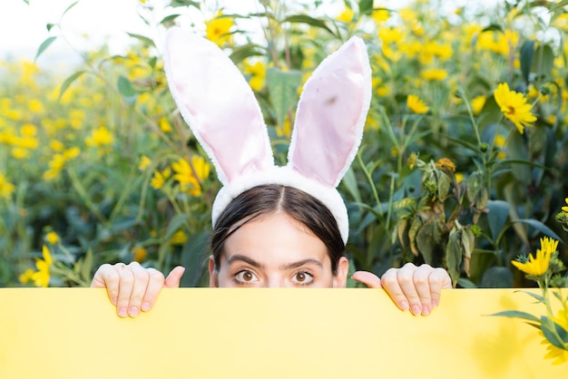 Foto sorriso coniglietto di pasqua simpatico coniglietto vestito da coniglietto di pasqua felice uovo di pasqua copia cpase