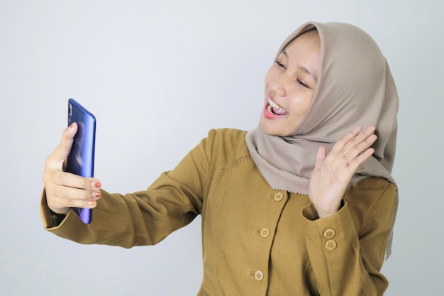 Улыбайтесь госслужащим женщинам во время видеозвонка с помощью смартфона PNS в форме цвета хаки