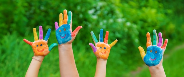 Photo smile on the hands of a child drawing.