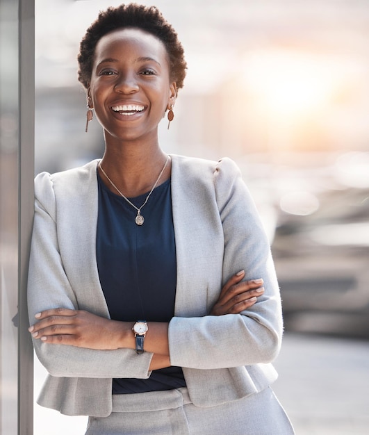 Foto sorridi felice e ritratto di una contabile donna di colore fiduciosa e pronta per la crescita o lo sviluppo di una società finanziaria un'azienda africana e un giovane dipendente o imprenditore in una startup nigeriana