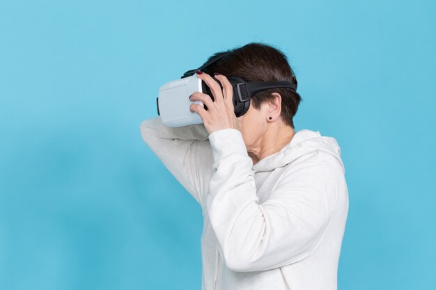 사진 vr 헤드셋 안경을 사용하여 경험을 얻는 행복한 여자 미소