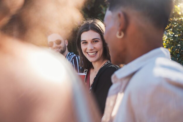 Foto sorriso ridendo e ritratto di una donna a una festa in estate con gli amici bevande e energia di vacanza rilassarsi felice e ragazza in vacanza con un gruppo di persone in un lodge che si godono il fine settimana