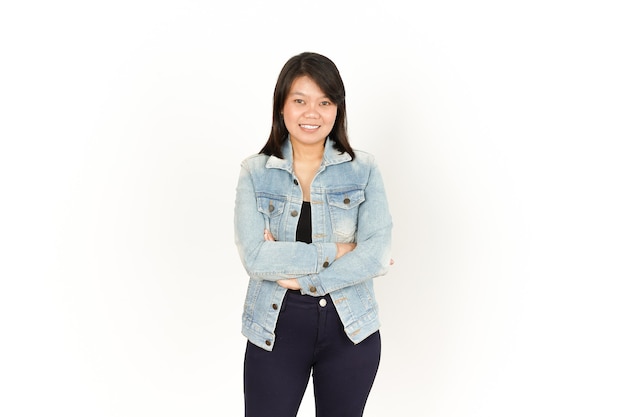 Sorridi e guarda la telecamera di una bella donna asiatica che indossa una giacca di jeans e una camicia nera