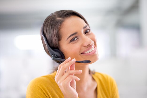 Foto telefonata sorridente e ritratto di donna con cuffie help desk e callcenter presso l'ufficio crm orgoglioso felice o consulente professionale con lavoro nel telemarketing servizio clienti e supporto online