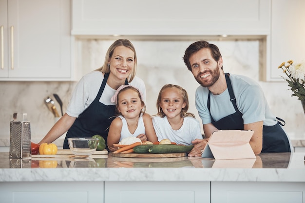 Улыбающийся портрет и семейная кухня на кухне вместе для связывания и приготовления ужина обед или ужин Счастливая любовь и девочки дети с овощами или ингредиентами с родителями для еды дома