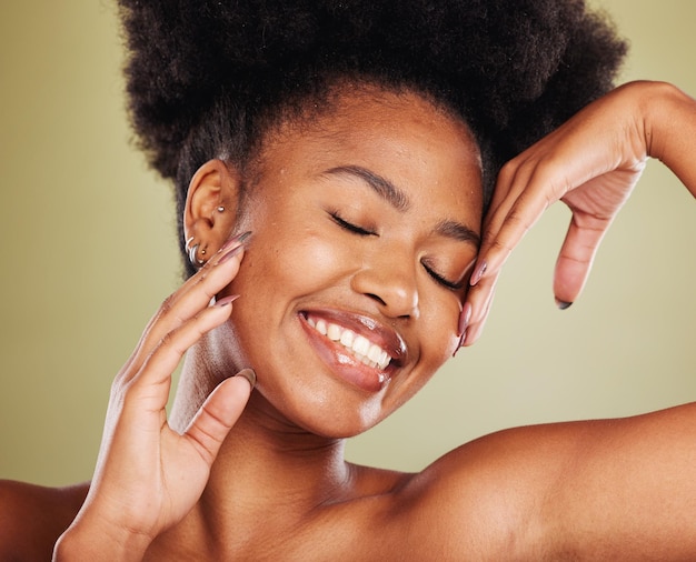 笑顔のポートレートまたはスキンケア広告の顔の健康または肌の輝きのためのスタジオで幸せな黒人女性