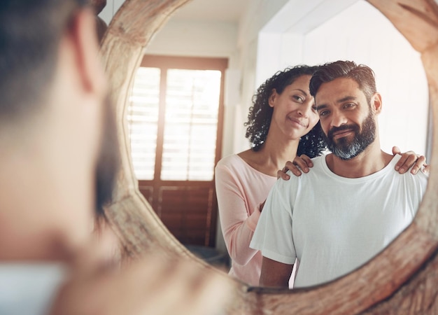 Foto sorriso riflesso e mattina con coppia specchio e svegliarsi per il sostegno amore e cura uomo e donna felici per l'impegno legame insieme e casa per l'intimità matrimonio e relazione sana