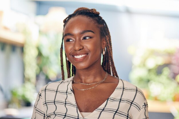 Foto pensiero sorridente e una giovane donna di colore con un'idea felice e un atteggiamento positivo studente felice o persona africana con un piano futuro di libertà e fiducia per la memoria o la motivazione della carriera di avvio