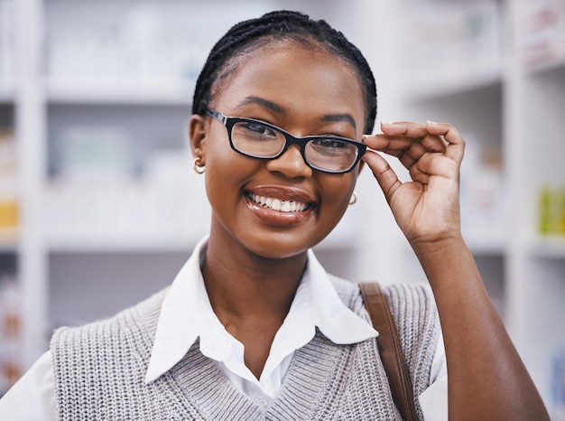 目のケアの健康と視力低下のためのクリニックでメガネをかけた幸せな女性の笑顔のビジョンとポートレート、デザイナーブランドのフレームとレンズを手に持つ女の子の視力の顔の健康と目の検査