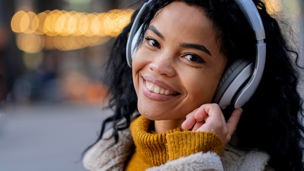 Foto donna afroamericana di smiley che ascolta la musica