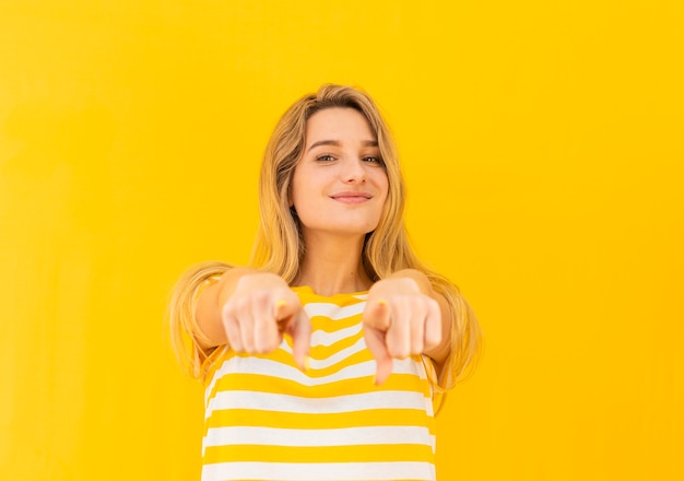 Foto posa bionda della donna di smiley