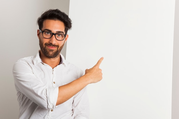 Foto uomo d'affari di smiley che indica la lavagna