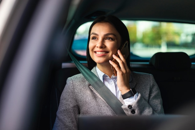 写真 電話で話している車の中でスマイリー実業家