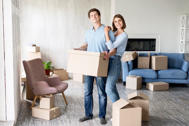 Photo smiley couple at home on moving out day