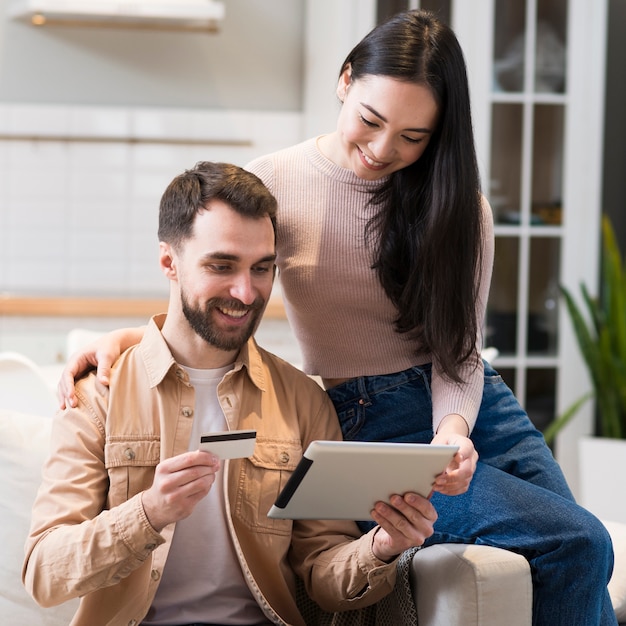 Photo smiley couple shopping online on tablet