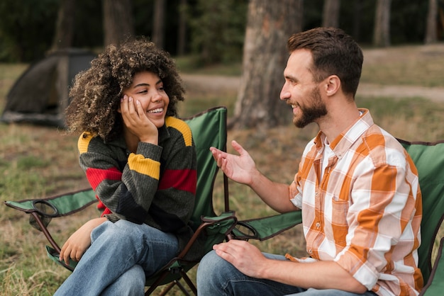 Photo smiley couple spending time together outside