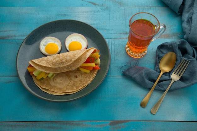 Smiley face food item chapati gezond voedsel gemaakt van tarwemeel en het is gevuld met groenten