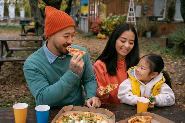 写真 ハイアングルでピザを食べるスマイリーファミリー