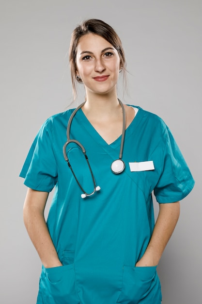 Photo smiley female doctor