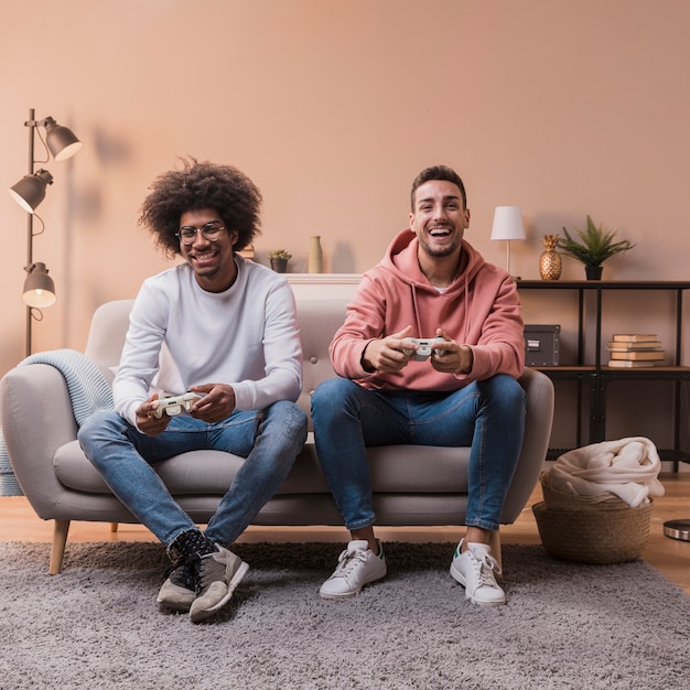 Photo smiley friends playing joystick games