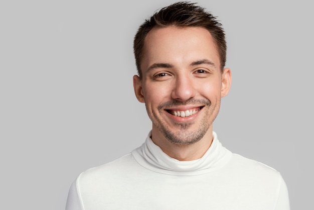 Photo smiley gay man in white blouse