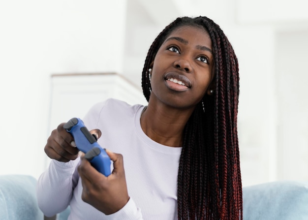 Photo smiley girl holding controller