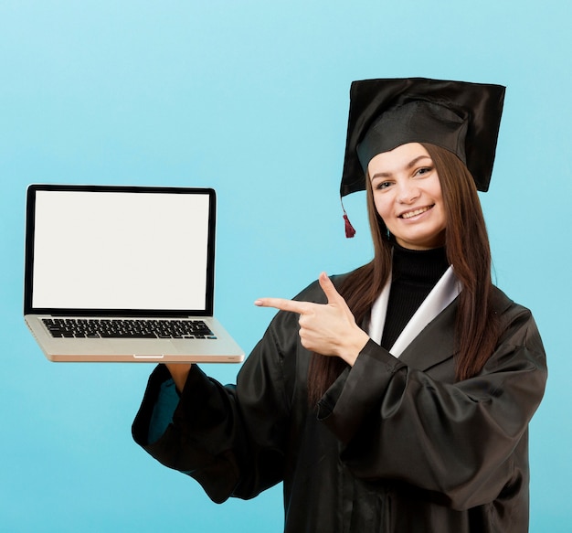 Photo smiley girl holding laptop