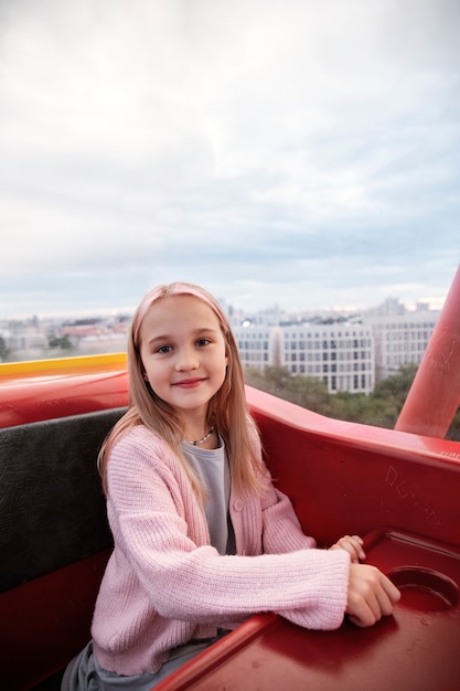 写真 観覧車の側面図にスマイリーの女の子