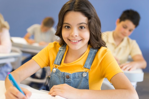 Ragazza sorridente a scuola di scrittura