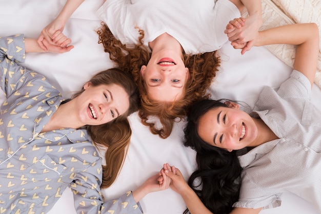 Foto fidanzate sorridenti che tengono le mani