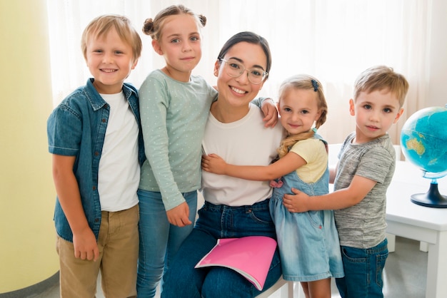 Foto smiley leraar met haar studenten