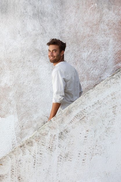 Photo smiley male traveler in white shirt portrait