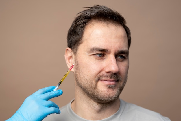 Photo smiley man getting injection