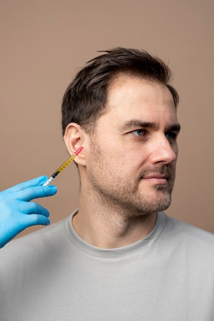 Photo smiley man getting prp injection