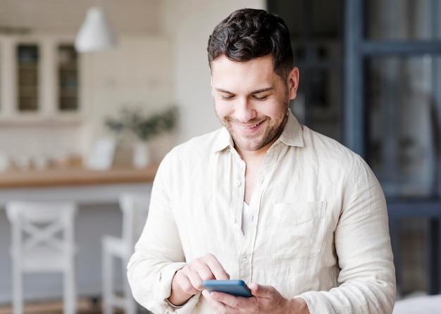 Smiley man met smartphone