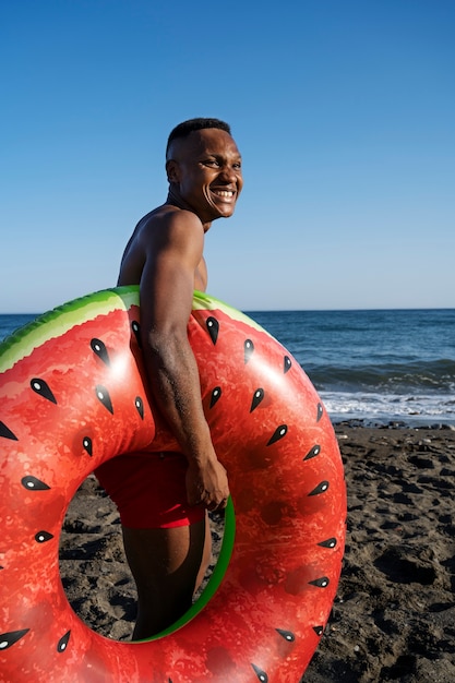 Foto smiley man poseren met levenslijn zijaanzicht