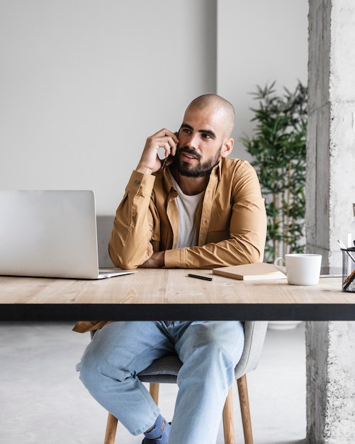 Smiley man praten over de telefoon