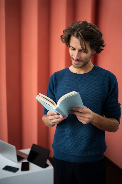 Foto vista frontale della lettura dell'uomo di smiley