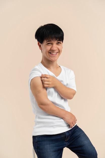 Photo smiley man showing arm before the vaccine