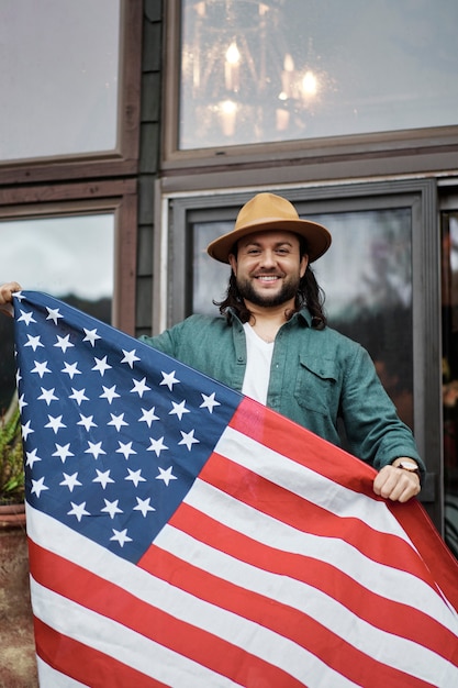 미국 국기 중간 샷 웃는 남자