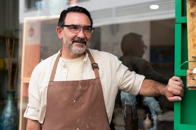 Photo smiley man with apron medium shot