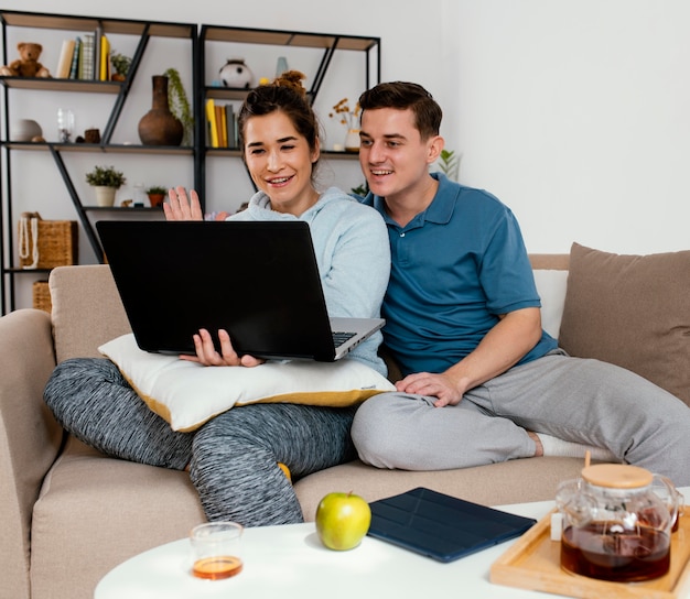 Photo smiley man and woman with laptop