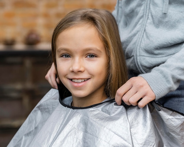 Foto smiley meisje op een afspraak met haar kapper