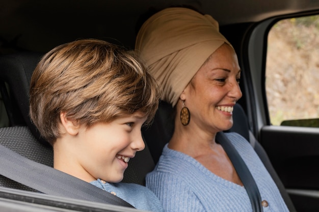 Photo smiley mother and son in car