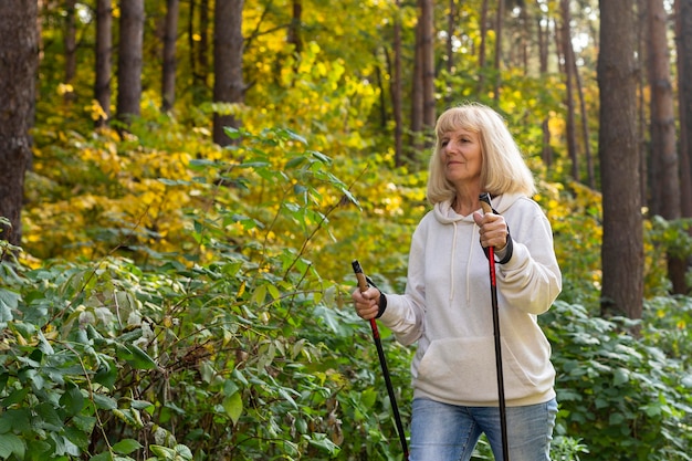 Photo smiley older woman trekking outdoors